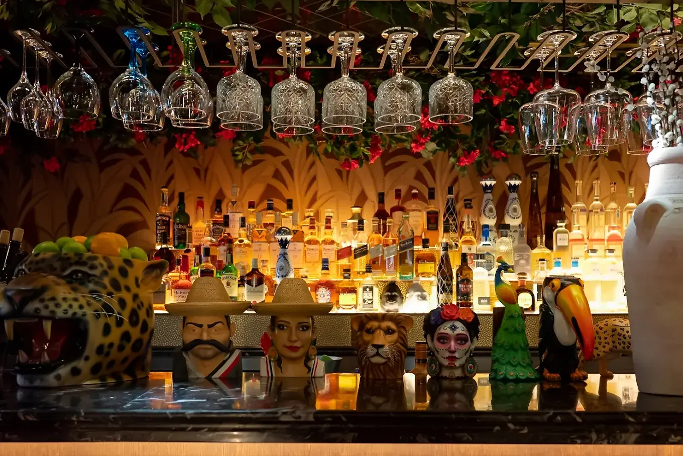 Interior de Maison Jaguar, restaurante mexicano con espectáculo