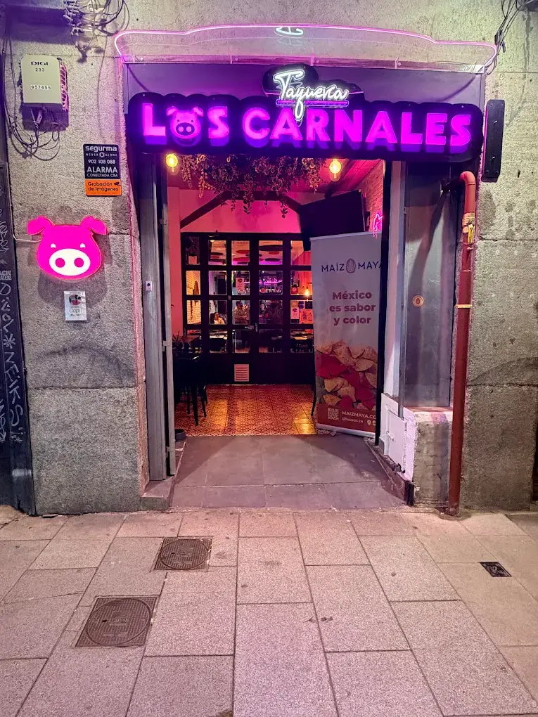Interior de Taquería Los Carnales