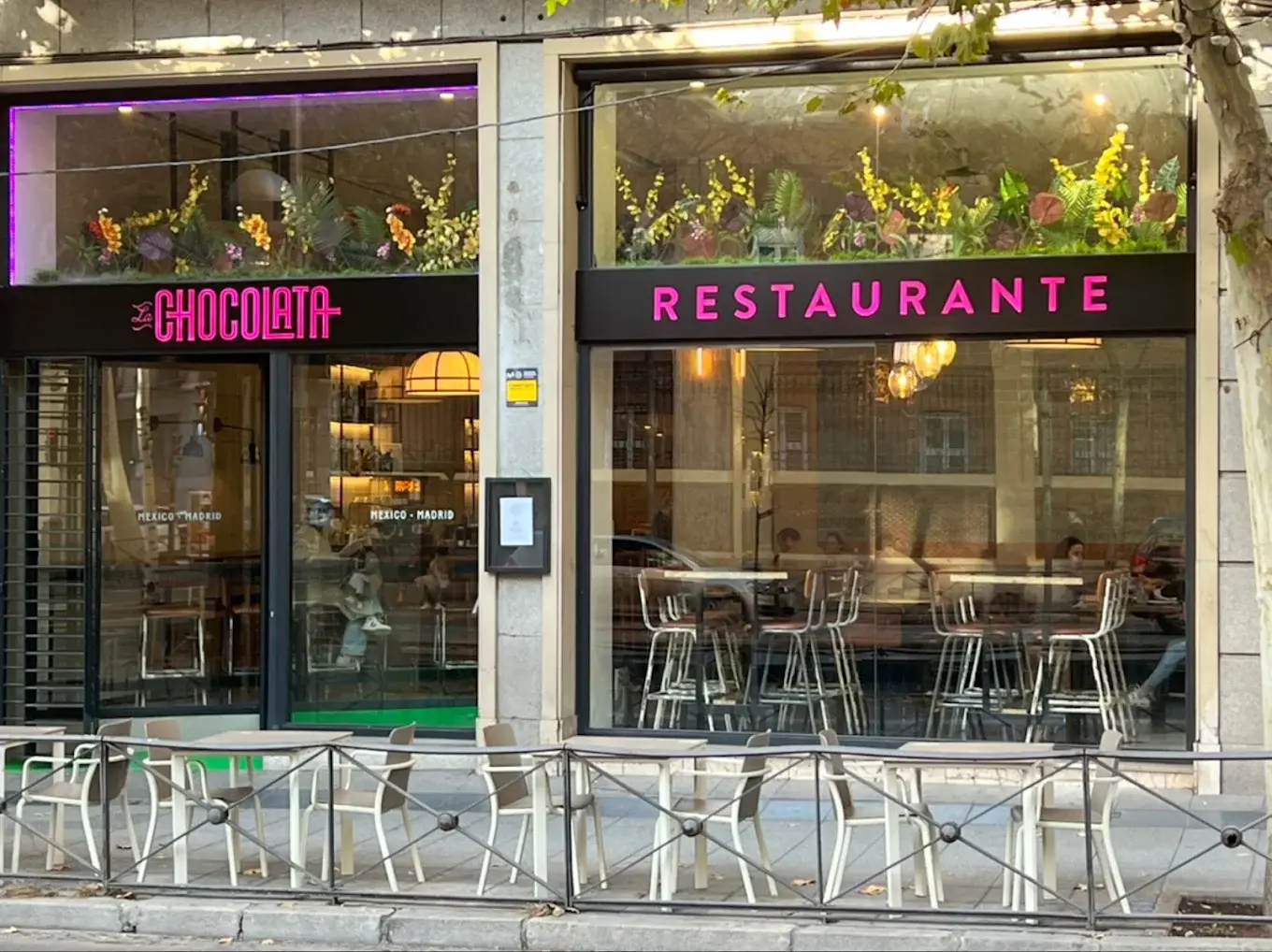 Interior de La Chocolata by Los Aguachiles
